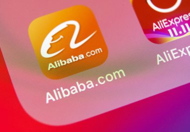 Sankt-Petersburg, 5 Kasım 2018: Alibaba uygulama simgesi üzerinde Apple iphone X smartphone ekran yakın çekim. Alibaba app simgesi. Alibaba.com popüler e-ticaret uygulaması var. Sosyal medya simge