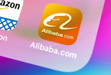 Sankt-Petersburg, 5 Kasım 2018: Alibaba uygulama simgesi üzerinde Apple iphone X smartphone ekran yakın çekim. Alibaba app simgesi. Alibaba.com popüler e-ticaret uygulaması var. Sosyal medya simge