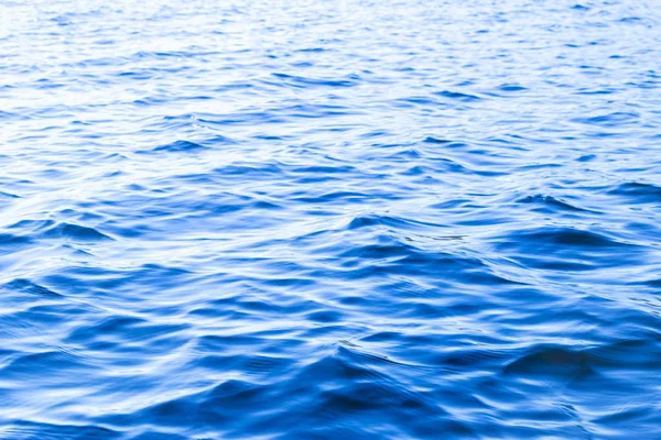 透明な海の水テクスチャの表示 上記の自然な青色の背景を表示します 熱帯のビーチのターコイズ リップル水の反射 青い海の波 夏の海 トップ ビュー — ストック写真
