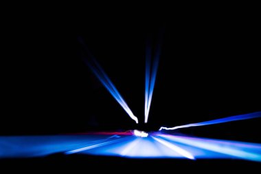 Otomobil hafif kavisli karayolu üzerinde geceleri yenik durumda. Gece trafik yollar. Hareket bulanıklığı. Gece şehir yol trafik Far hareket ile. Cityscape. Araç hareket bulanıklığı tarafından yol ışık.