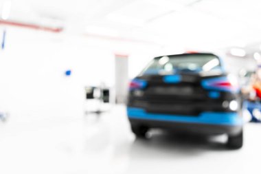 Adam işçi kaportacı arabaya ile bulanık soyut görüntüsü. Araba Oto servisi bulanıklık. Araba bokeh. Araba garajında ile arka plan bulanık. Araç bakım oto tamir servisi. Bulanık servis istasyonu