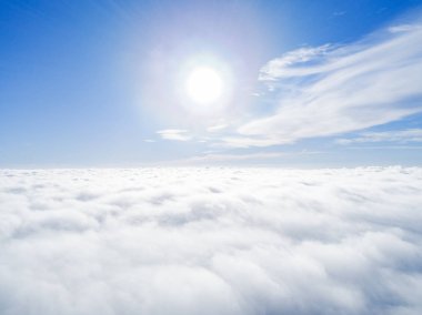 Mavi gökyüzünde havadan görünümü beyaz bulutlar. Üstten görünüm. Drone görüntüleyin. Hava kuş bakışı. Hava üstten görünüm cennet. Bulutlar doku. Yukarıdan görüntüleyin. Bulutlar üzerinde gündoğumu