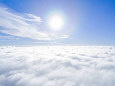 Mavi gökyüzünde havadan görünümü beyaz bulutlar. Üstten görünüm. Drone görüntüleyin. Hava kuş bakışı. Hava üstten görünüm cennet. Bulutlar doku. Yukarıdan görüntüleyin. Bulutlar üzerinde gündoğumu