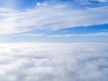 Mavi gökyüzünde havadan görünümü beyaz bulutlar. Üstten görünüm. Drone görüntüleyin. Hava kuş bakışı. Hava üstten görünüm cennet. Bulutlar doku. Yukarıdan görüntüleyin. Bulutlar üzerinde gündoğumu