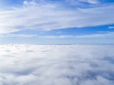 Mavi gökyüzünde havadan görünümü beyaz bulutlar. Üstten görünüm. Drone görüntüleyin. Hava kuş bakışı. Hava üstten görünüm cennet. Bulutlar doku. Yukarıdan görüntüleyin. Bulutlar üzerinde gündoğumu
