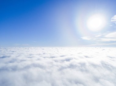 Mavi gökyüzünde havadan görünümü beyaz bulutlar. Üstten görünüm. Drone görüntüleyin. Hava kuş bakışı. Hava üstten görünüm cennet. Bulutlar doku. Yukarıdan görüntüleyin. Bulutlar üzerinde gündoğumu