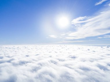 Mavi gökyüzünde havadan görünümü beyaz bulutlar. Üstten görünüm. Drone görüntüleyin. Hava kuş bakışı. Hava üstten görünüm cennet. Bulutlar doku. Yukarıdan görüntüleyin. Bulutlar üzerinde gündoğumu