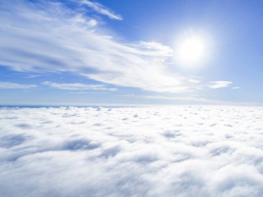 Mavi gökyüzünde havadan görünümü beyaz bulutlar. Üstten görünüm. Drone görüntüleyin. Hava kuş bakışı. Hava üstten görünüm cennet. Bulutlar doku. Yukarıdan görüntüleyin. Bulutlar üzerinde gündoğumu