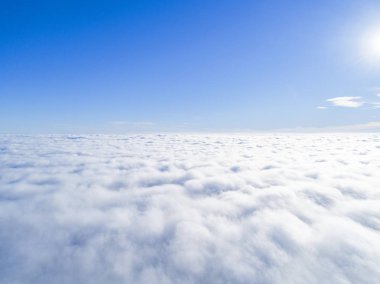 Mavi gökyüzünde havadan görünümü beyaz bulutlar. Üstten görünüm. Drone görüntüleyin. Hava kuş bakışı. Hava üstten görünüm cennet. Bulutlar doku. Yukarıdan görüntüleyin. Bulutlar üzerinde gündoğumu
