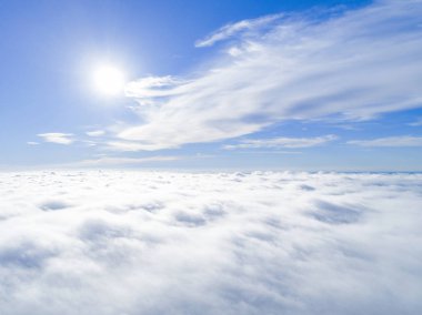 Mavi gökyüzünde havadan görünümü beyaz bulutlar. Üstten görünüm. Drone görüntüleyin. Hava kuş bakışı. Hava üstten görünüm cennet. Bulutlar doku. Yukarıdan görüntüleyin. Bulutlar üzerinde gündoğumu