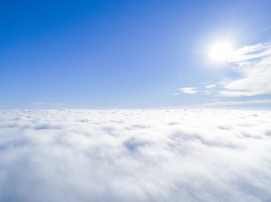 Mavi gökyüzünde havadan görünümü beyaz bulutlar. Üstten görünüm. Drone görüntüleyin. Hava kuş bakışı. Hava üstten görünüm cennet. Bulutlar doku. Yukarıdan görüntüleyin. Bulutlar üzerinde gündoğumu