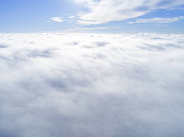 Mavi gökyüzünde havadan görünümü beyaz bulutlar. Üstten görünüm. Drone görüntüleyin. Hava kuş bakışı. Hava üstten görünüm cennet. Bulutlar doku. Yukarıdan görüntüleyin. Bulutlar üzerinde gündoğumu