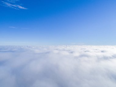 Mavi gökyüzünde havadan görünümü beyaz bulutlar. Üstten görünüm. Drone görüntüleyin. Hava kuş bakışı. Hava üstten görünüm cennet. Bulutlar doku. Yukarıdan görüntüleyin. Bulutlar üzerinde gündoğumu