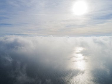 Arka plan gökyüzü günbatımı hava görünümünü. Gökyüzü bulutlar deniz akşam ile hava dramatik altın günbatımı gökyüzü. Gökyüzü bulutlar günbatımında çarpıcı. Gökyüzü manzara. Hava fotoğrafçılığı.