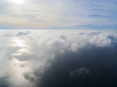 Arka plan gökyüzü günbatımı hava görünümünü. Gökyüzü bulutlar deniz akşam ile hava dramatik altın günbatımı gökyüzü. Gökyüzü bulutlar günbatımında çarpıcı. Gökyüzü manzara. Hava fotoğrafçılığı.