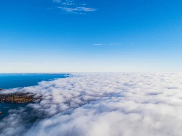 활기찬 있습니다 구름의 전망입니다 모래와 물으로 해안선입니다 항공기 보기입니다 Cloudscape — 스톡 사진