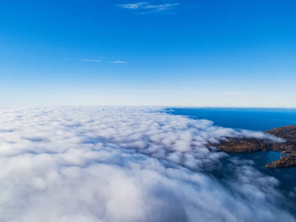 활기찬 있습니다 구름의 전망입니다 모래와 물으로 해안선입니다 항공기 보기입니다 Cloudscape — 스톡 사진