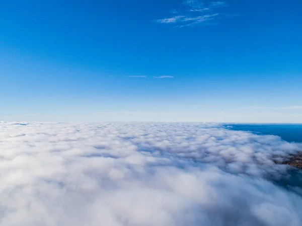 활기찬 있습니다 구름의 전망입니다 모래와 물으로 해안선입니다 항공기 보기입니다 Cloudscape — 스톡 사진