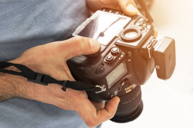 Dijital tek lens refleks kamera erkek elinde. Fotoğrafçı çekim eller kapatın. Adam fotoğrafçı fotoğraf yapar. Kamera yakın çekim erkek el ele tutuşur