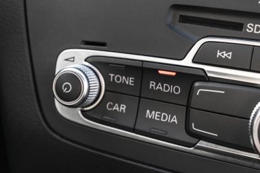 Medya ve gezinti düğmeleri Modern bir araba denetler. Araba iç ayrıntılar. Siyah deri iç lüks modern araba. Modern araba iç. Araba Detaylandırma