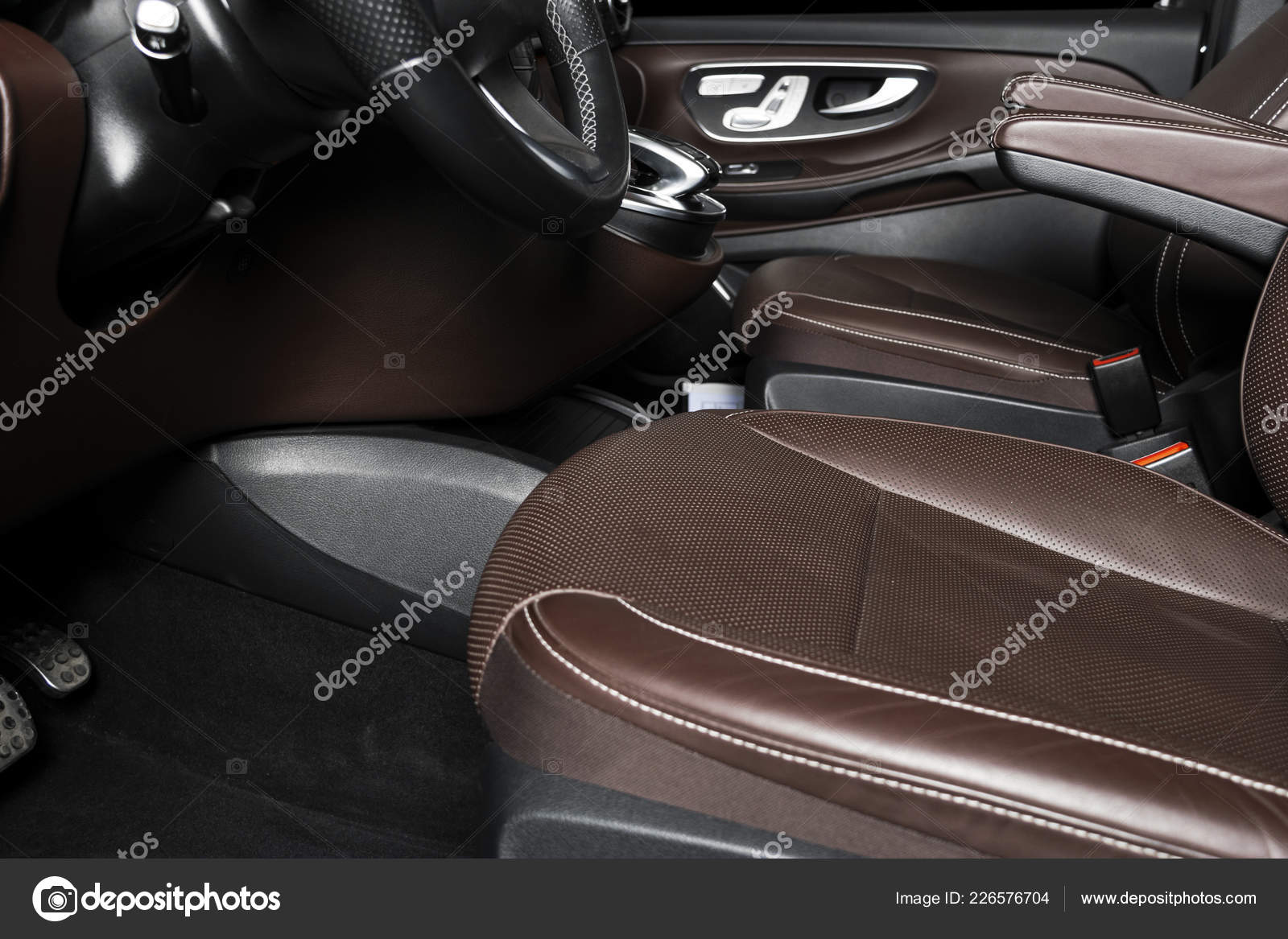 Intérieur En Cuir Marron D'une Voiture De Luxe Image stock éditorial -  Image du épanouissement, objet: 160239794