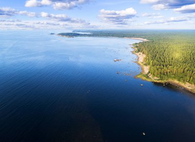 Sahil plaj, lagün ile hava görünümünü. Su ve kum kıyı şeridi. Manzara. Hava fotoğrafçılığı. Birdseye. Gökyüzü, bulutlar. Gökyüzü bulutlar çarpıcı. Gökyüzü manzara. 