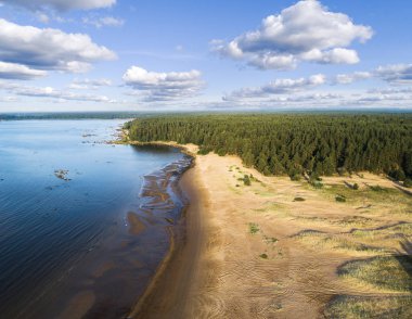 Sahil plaj, lagün ile hava görünümünü. Su ve kum kıyı şeridi. Manzara. Hava fotoğrafçılığı. Birdseye. Gökyüzü, bulutlar. Gökyüzü bulutlar çarpıcı. Gökyüzü manzara. 