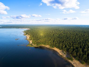 Sahil plaj, lagün ile hava görünümünü. Su ve kum kıyı şeridi. Manzara. Hava fotoğrafçılığı. Birdseye. Gökyüzü, bulutlar. Gökyüzü bulutlar çarpıcı. Gökyüzü manzara. 