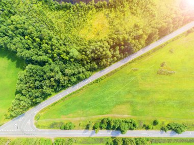 Arabalar hareket ile orman bir ülkede yol hava görünümünü. Manzara. Yukarıdan bir dron ile ele geçirdi. Havadan kuşbakışı göz yol araba ile. Hava üstten görünüm orman. Orman manzaralı yukarıdan dokusuna.