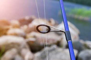 Olta iplik halka hat yakın çekim ile. Olta. Olta seçici odak ve sığ derinlik-in tarla halkalar. Olta takımı. Balık tutma iplik makarası. Yumuşak aydınlatma