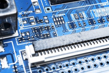 Bir devre panosunun makro görüntüsü, rezistanslı mikroçipler ve elektronik bileşenler. Bilgisayar donanım teknolojisi. Entegre iletişim işlemcisi. Bilgi mühendisliği. Yarı iletken. PCB. Yakın çekim.