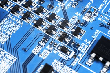 Bir devre panosunun makro görüntüsü, rezistanslı mikroçipler ve elektronik bileşenler. Bilgisayar donanım teknolojisi. Entegre iletişim işlemcisi. Bilgi mühendisliği. Yarı iletken. PCB. Yakın çekim.
