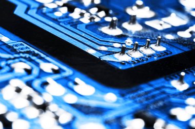 Bir devre panosunun makro görüntüsü, rezistanslı mikroçipler ve elektronik bileşenler. Bilgisayar donanım teknolojisi. Entegre iletişim işlemcisi. Bilgi mühendisliği. Yarı iletken. PCB. Yakın çekim.
