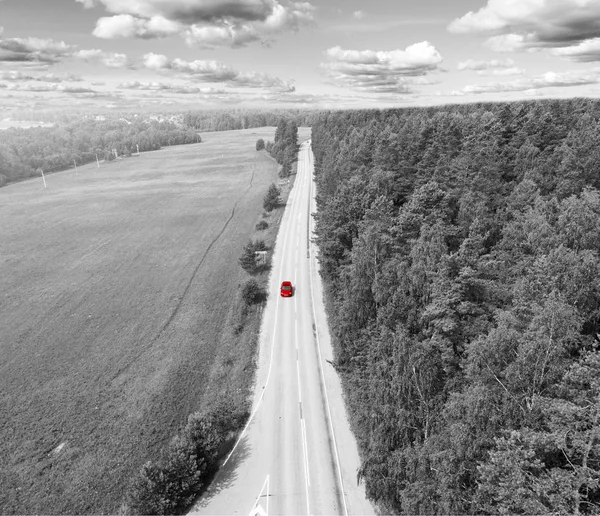 Luftaufnahme Der Autobahn Luftaufnahme Einer Landstraße Mit Fahrendem Roten Auto — Stockfoto