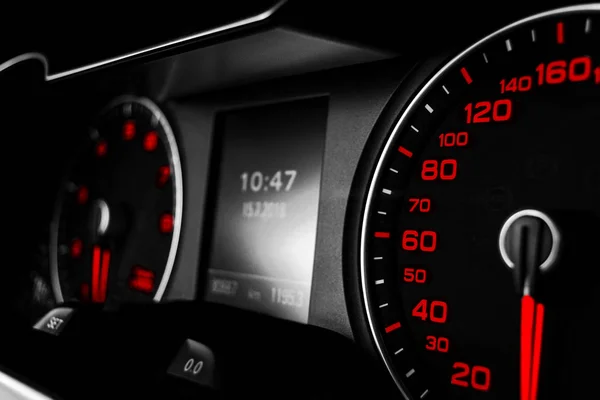 在汽车里关闭速度计的镜头 汽车仪表板 带有指示灯的仪表板详细信息 汽车仪表板 仪表板与速度计 转速表 里程表 汽车细节 黑色和白色 — 图库照片