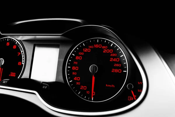 在汽车里关闭速度计的镜头 汽车仪表板 带有指示灯的仪表板详细信息 汽车仪表板 仪表板与速度计 转速表 里程表 汽车细节 黑色和白色 — 图库照片