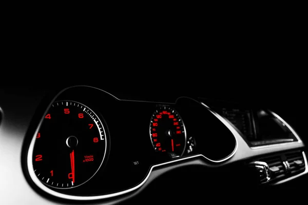 車のスピード メーターのショットを閉じる 車のダッシュ ボード ダッシュ ボードの詳細表示ランプ 車のインパネ スピード メーター タコメーター — ストック写真
