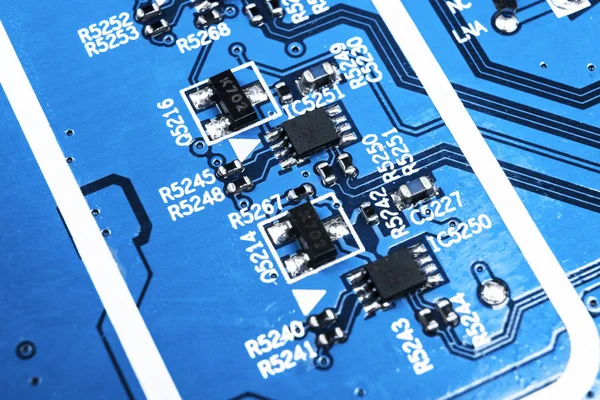 Macro Disparo Una Placa Circuito Con Resistencias Microchips Componentes Electrónicos — Foto de Stock