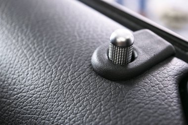 Kapı kolu kilit kontrol düğmeleri bir lüks yolcu araba ile. Siyah deri iç lüks modern araba. Modern araba iç ayrıntılar. Araba Detaylandırma