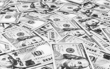 Yüz dolar faturaları yığını. Yüz dolarlık banknotlar nakit para yığını. Yüz dolar faturaları arka plan yığını. Finansal başarı kavramı. Siyah ve beyaz