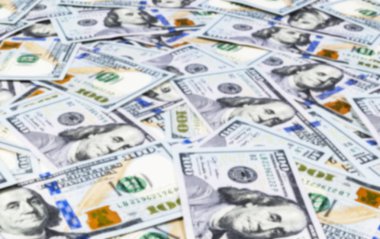 Yüz dolar faturaları yığını ile arka plan bulanık. Yüz dolarlık banknotlar nakit para yığını bulanıklık. Yüz dolar faturaları bokeh arka plan yığını. Para bokeh arka plan