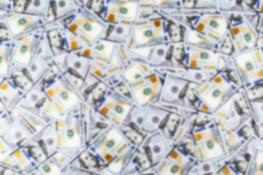Yüz dolar faturaları yığını ile arka plan bulanık. Yüz dolarlık banknotlar nakit para yığını bulanıklık. Yüz dolar faturaları bokeh arka plan yığını. Finansal başarı kavramı. Bulanık para