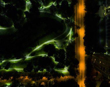 Hava gece görüş-in büyük bir şehir. Gece güzel cityscape panorama. Havadan görünümü binaların ve gece zaman şehirde araba ile birlikte yeni yollar. Havadan kuşbakışı göz fotoğraf. Üstten üstten görünüm. 