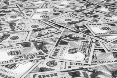 Yüz dolar faturaları yığını. Yüz dolarlık banknotlar nakit para yığını. Yüz dolar faturaları arka plan yığını. Finansal başarı kavramı. Siyah ve beyaz. Para arka plan