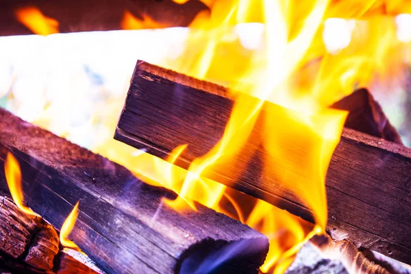 すぐバーベキュー炭の火の背景を暖炉で薪を燃やし 火花と炭火 火災の背景 — ストック写真