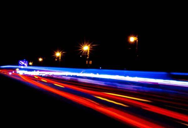 Coches Senderos Ligeros Una Carretera Curva Por Noche Rutas Tráfico — Foto de Stock