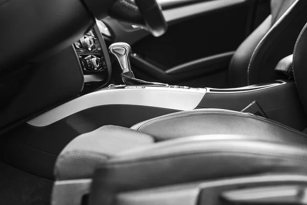 현대적인 럭셔리 자동차입니다 프레스 자동차의 인테리어입니다 편안한 좌석입니다 조종석 스티어링 — 스톡 사진