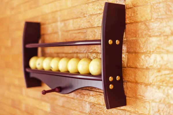 一组台球球为台球或美国台球在货架上 俄罗斯台球桌 台球桌球游戏 台球运动概念艺术 球在墙上的木板上 柔和照明 — 图库照片
