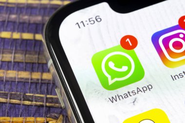 Sankt-Petersburg, Rusya, 5 Aralık 2018: Whatsapp messenger uygulama simgesi Apple iphone X smartphone ekran yakın çekim. Whatsapp messenger app simgesi. Sosyal medya simge. Sosyal ağ