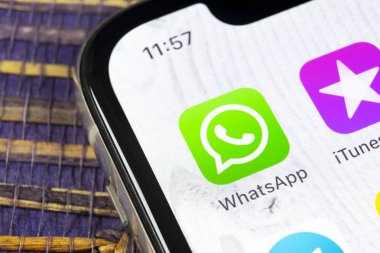 Sankt-Petersburg, Rusya, 5 Aralık 2018: Whatsapp messenger uygulama simgesi Apple iphone X smartphone ekran yakın çekim. Whatsapp messenger app simgesi. Sosyal medya simge. Sosyal ağ